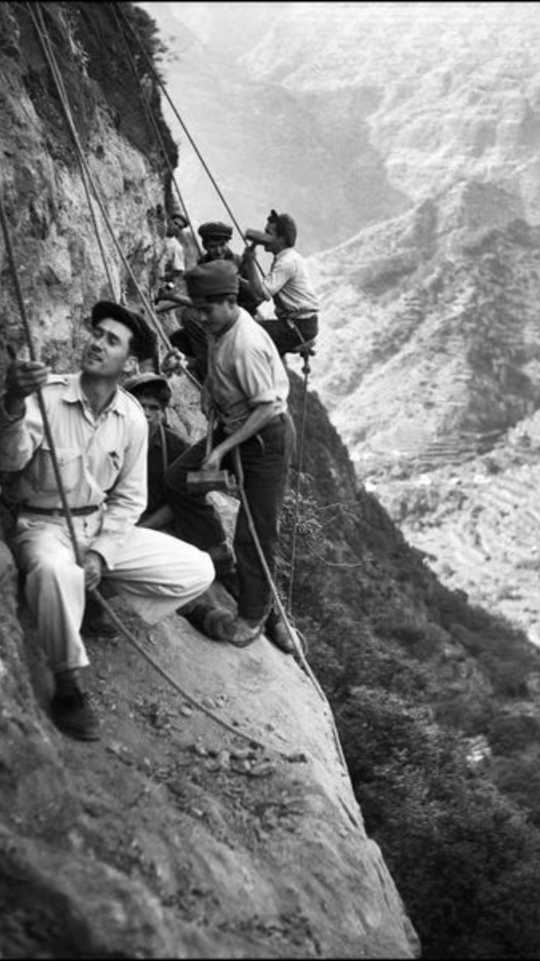 Levadeiros working on levadas (historical photo)
